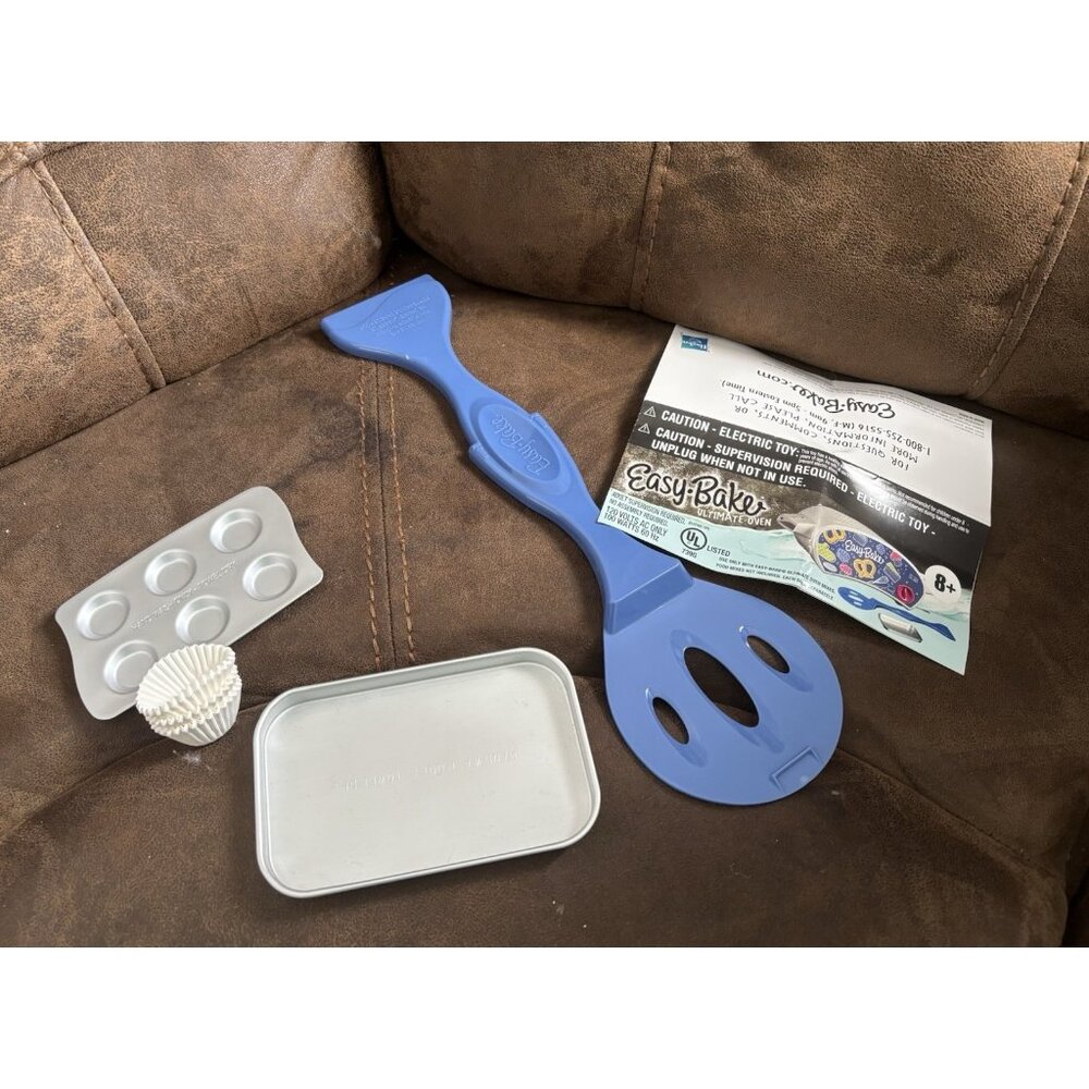 Hasbro Easy-Bake Ultimate Oven White Electric Toy Baking Set Model F0137 W/ Box - Picture 5 of 5